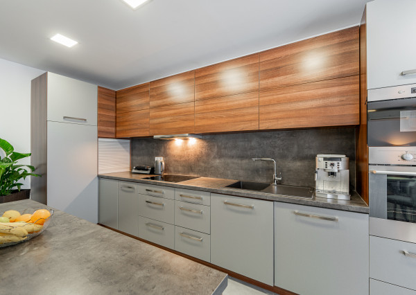 REZERVOVANÉSTIEROVÁ - KVP 4 IZBOVÝ PRAŽSKÝ BYT 91m2+7m2 LOGGIA KOMPLETNÁ REKONŠTRUKCIA KLIMATIZÁCIA